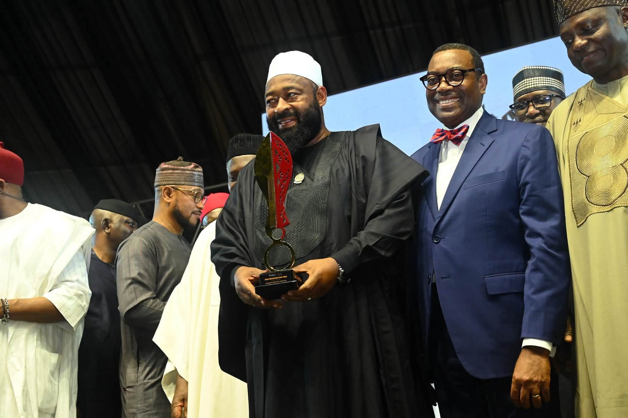 NIGER GOVERNOR RECEIVES GOVERNOR OF THE YEAR AWARD.